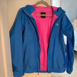 Women’s S North Face rain jacket.